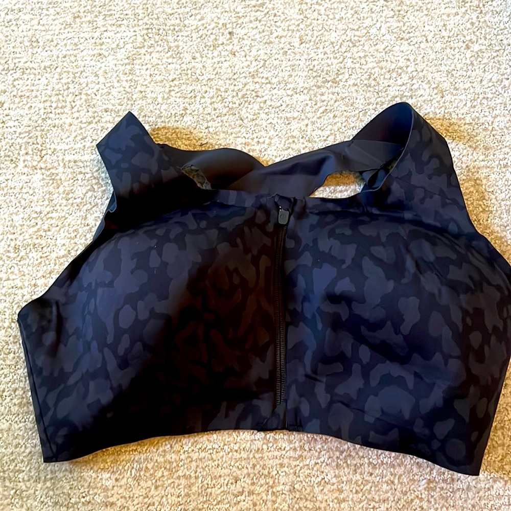 Lululemon front zip sports bar, black cheetah print, NWT, 38DD.